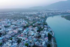 Alojamiento - HOLYWATER Hotel by Ganga Kinare (150 mts from Ganga Ghat)