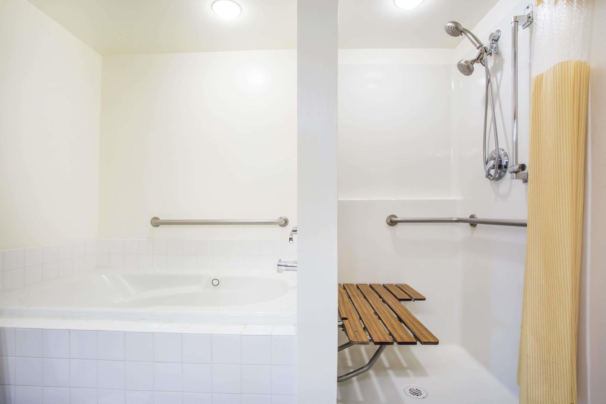Equipamiento de Habitación Days Inn by Wyndham Seattle Aurora