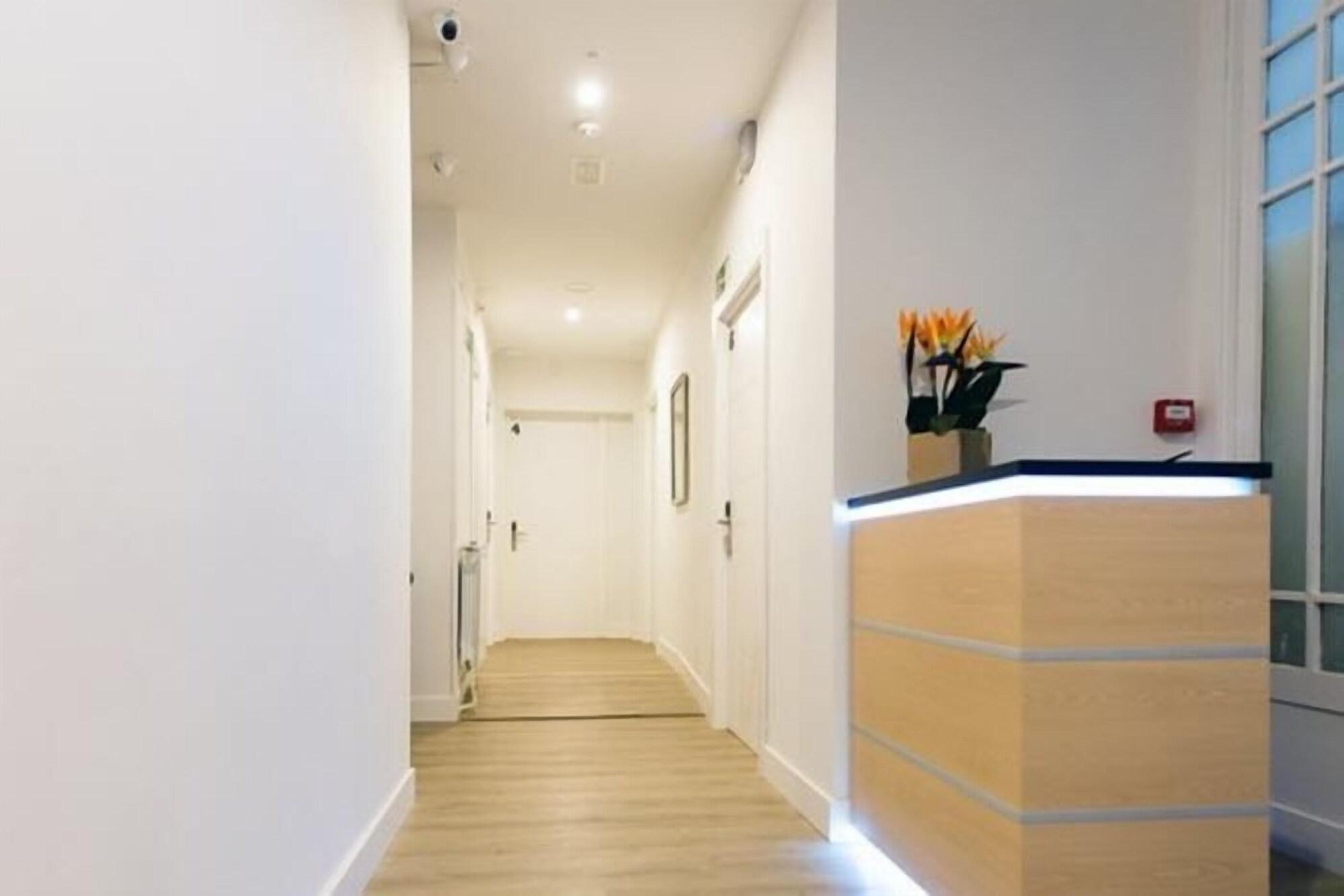 Vista Lobby Central Roomss