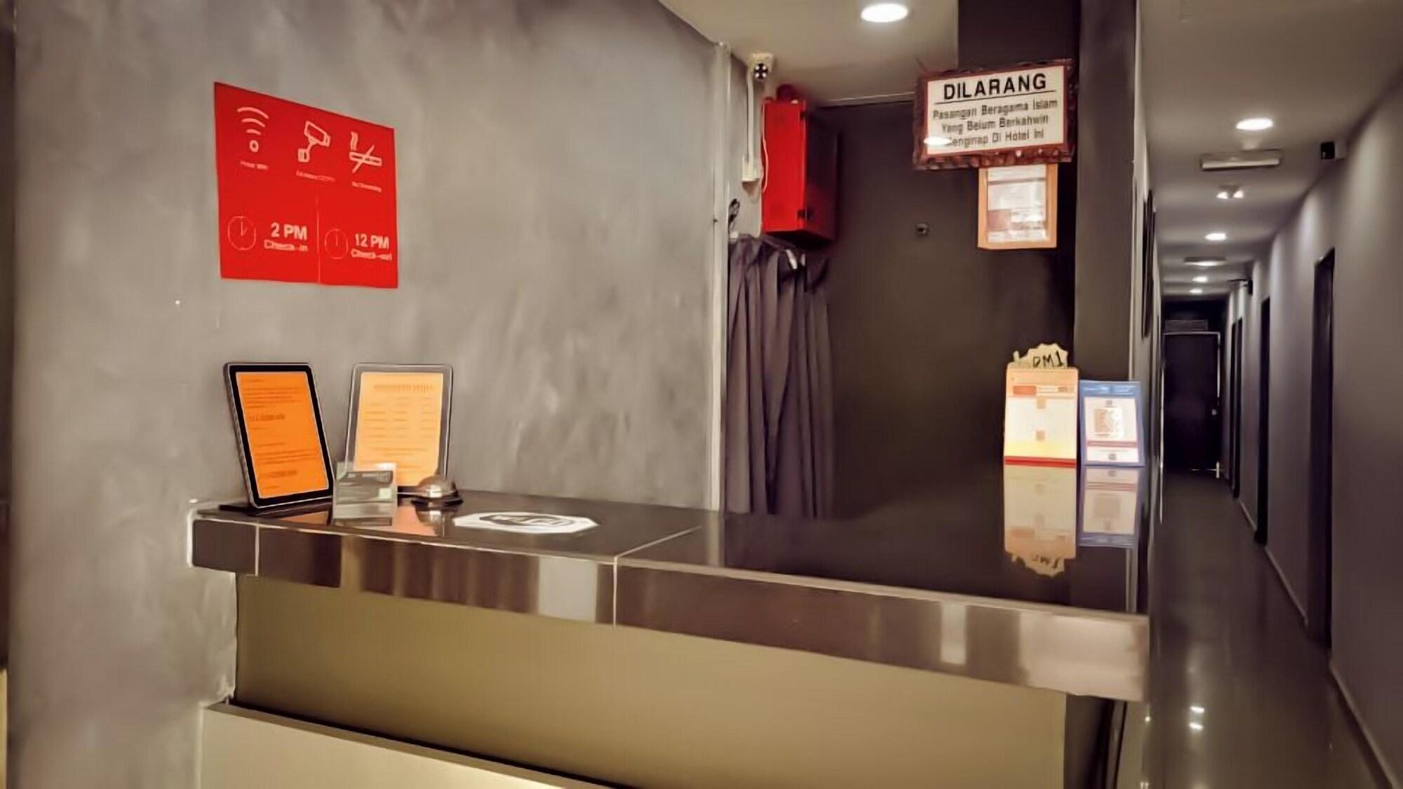 Vista Lobby Moon Night Hotel