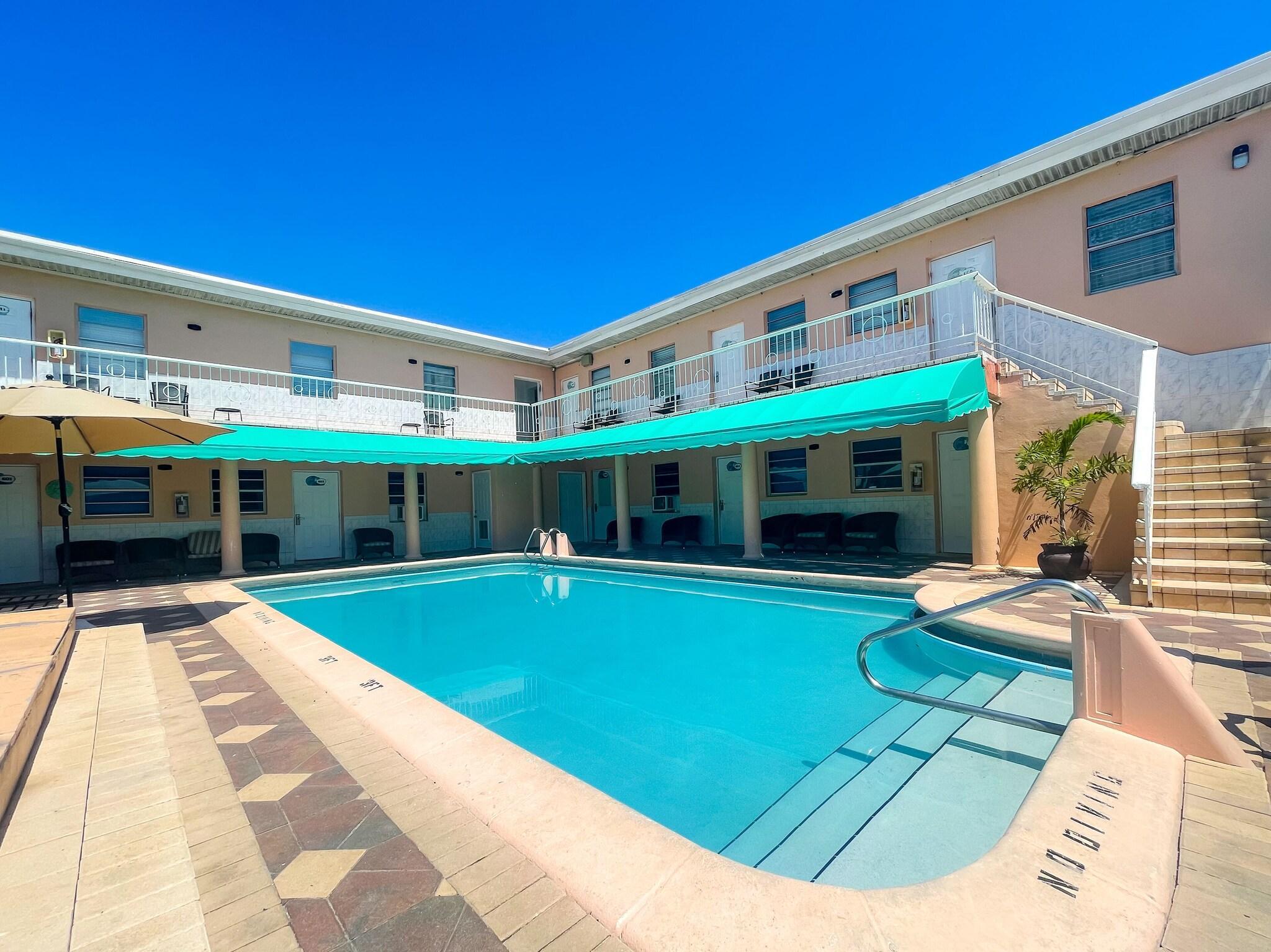 Vista Exterior Hollywood Beach Blue Wave