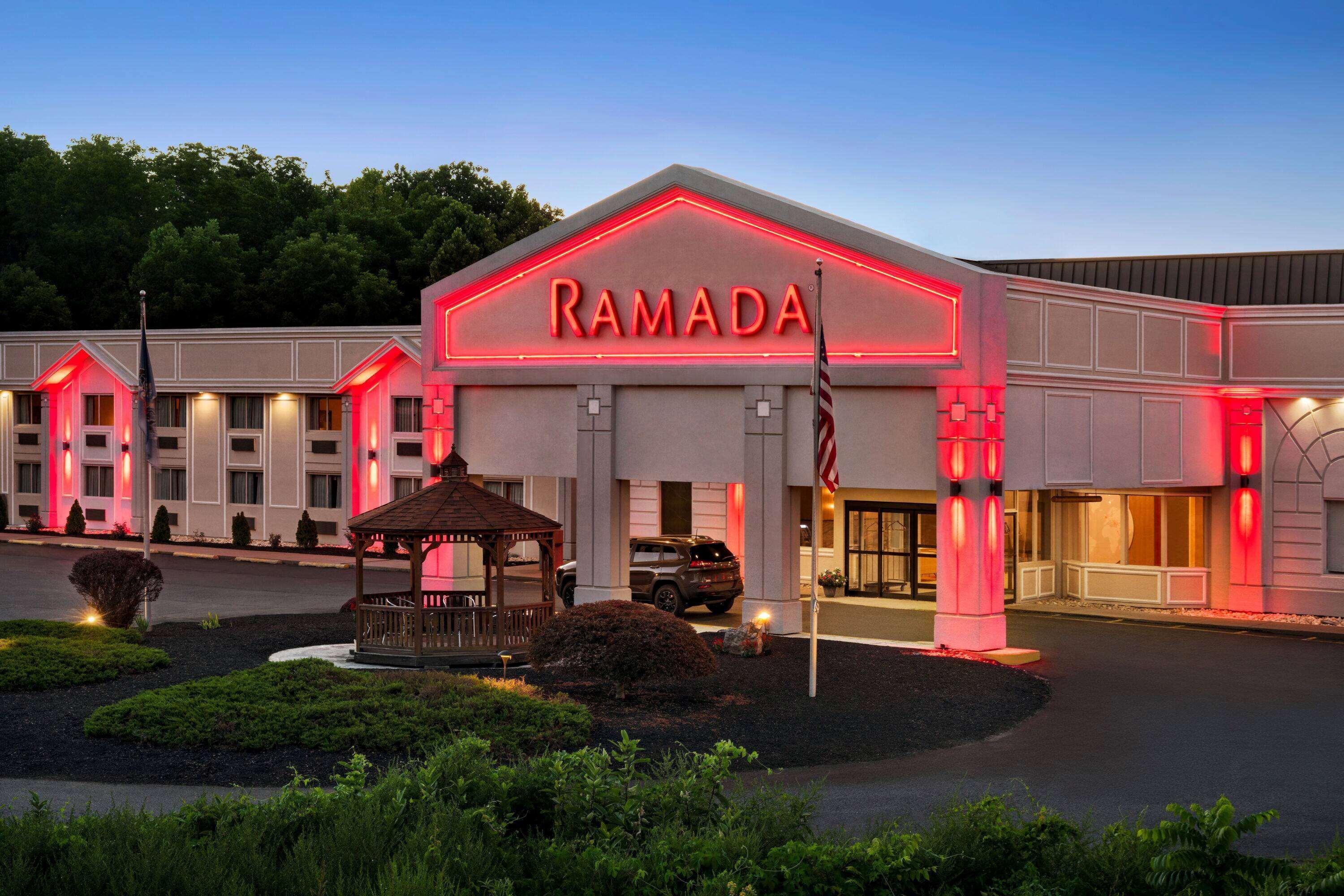 Vista Exterior Ramada By Wyndham Whitehall/Allentown