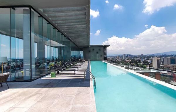 Bright 3BR | Pool, gym & city views - Hoteles cerca de La Minerva en Guadalajara