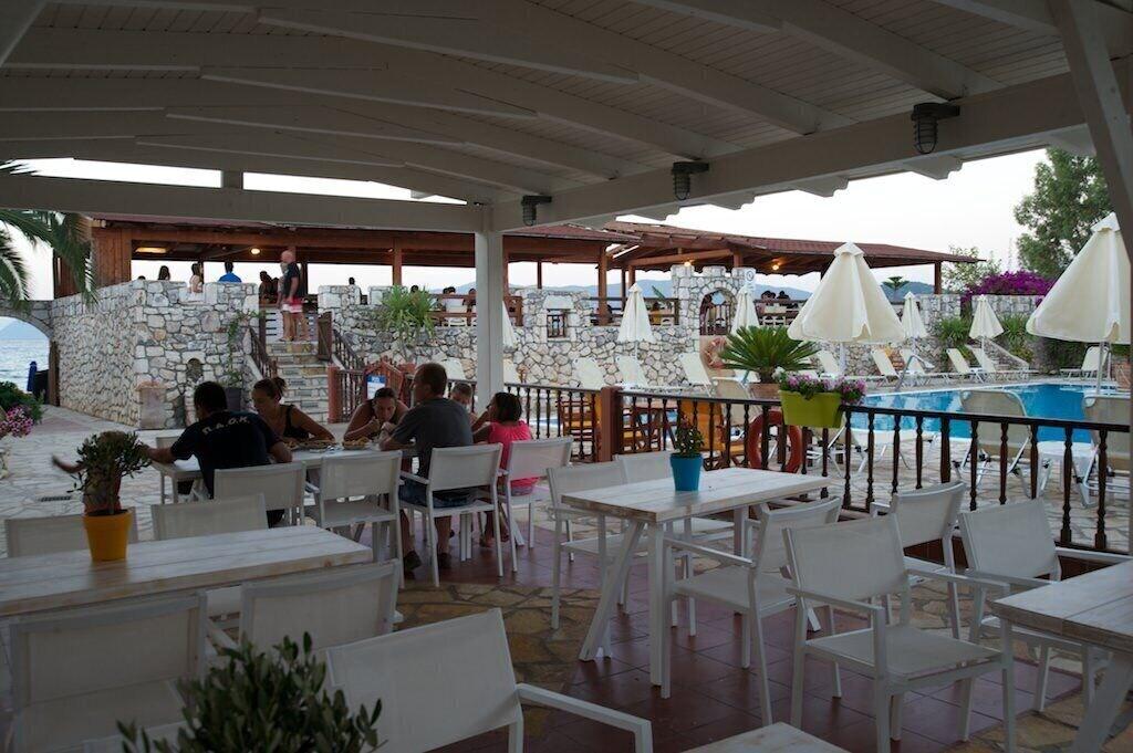 Restaurant Happy Camp in Camping Karavomilos Beach