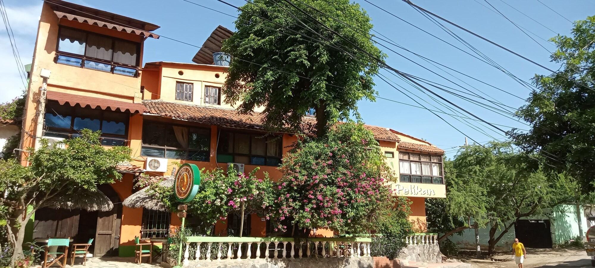 Varios Hostal pelikan taganga
