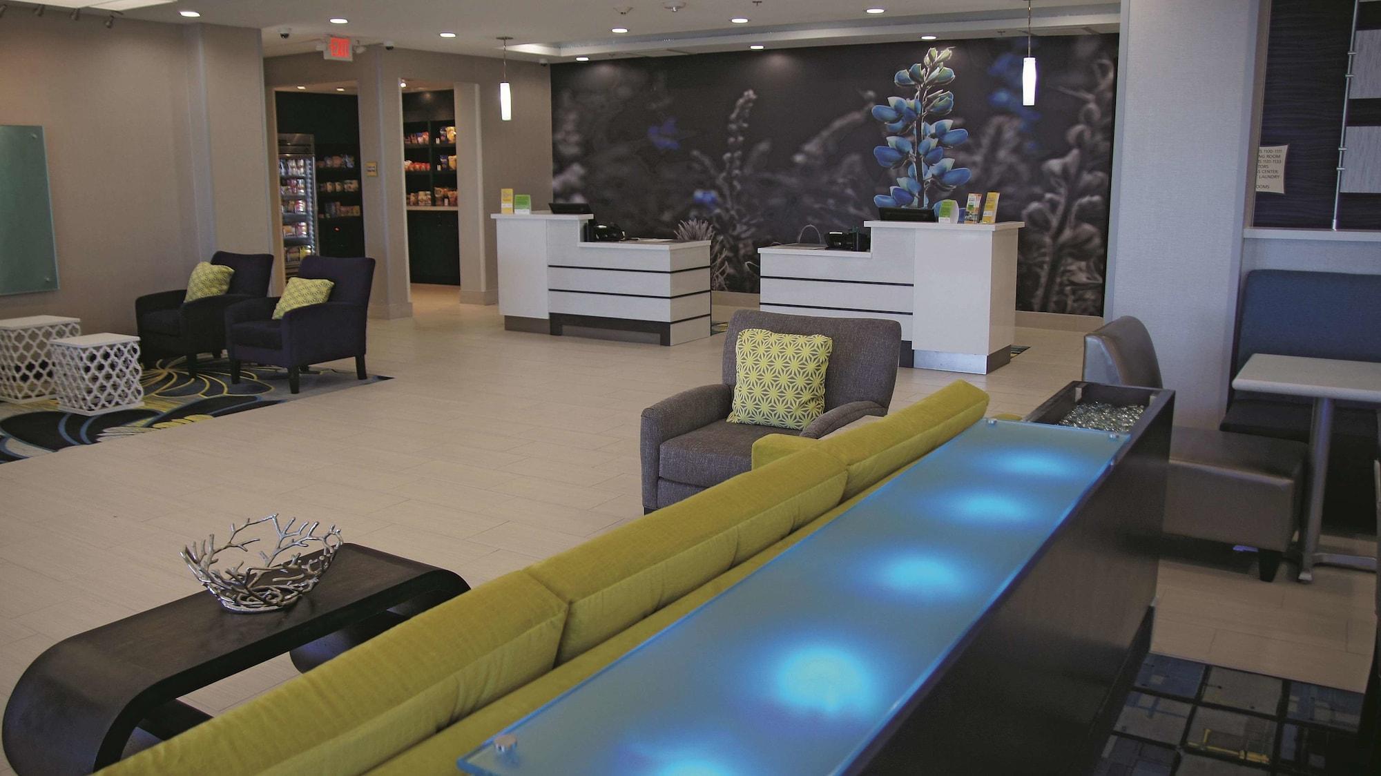 Vista Lobby La Quinta Inn & Suites by Wyndham Odessa N. - Sienna Tower