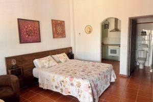 Alquiler Vacacional - Relax & Recharge: Studio Iznate with Pool View & Luxury Kitchen