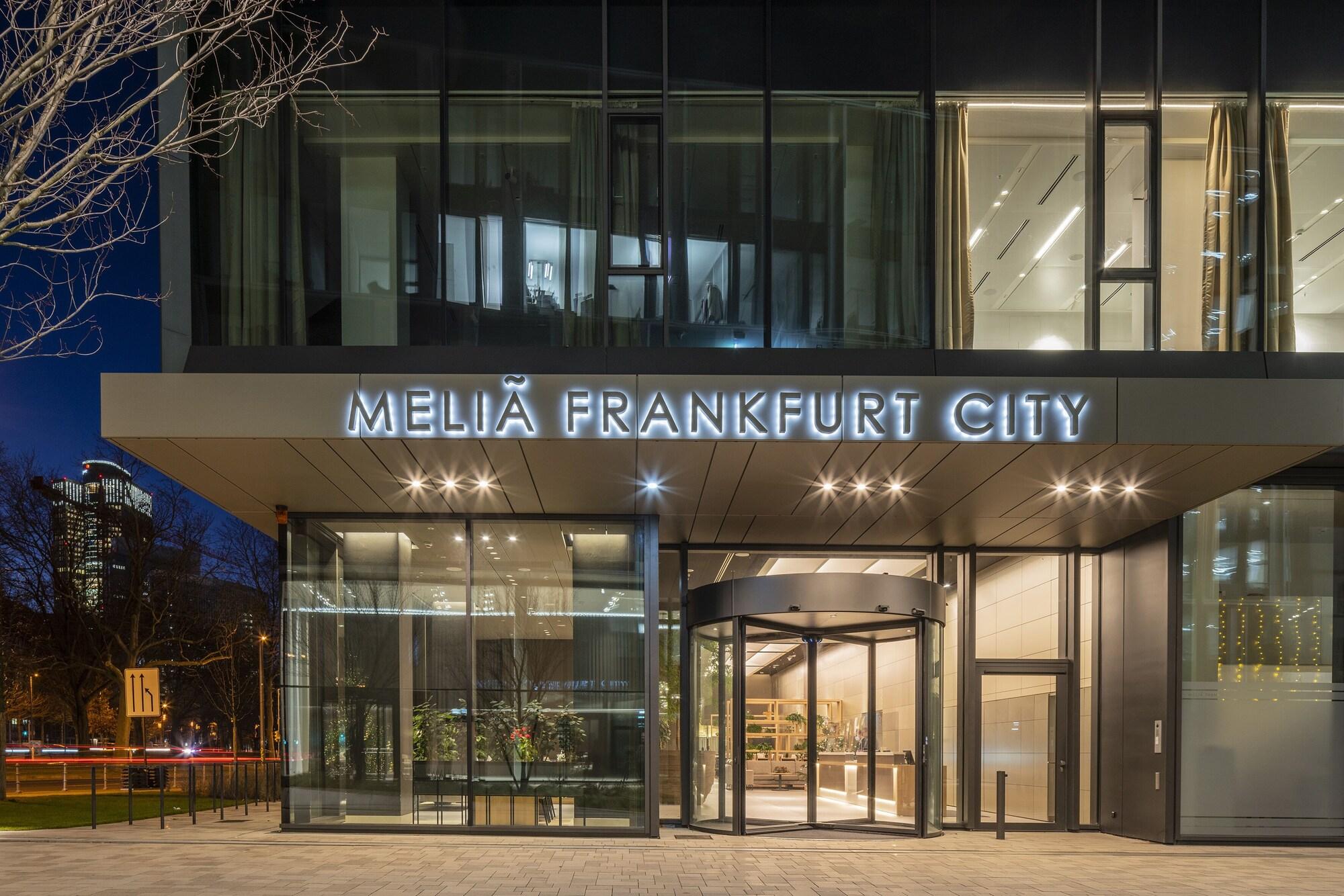 Vista da fachada Melia Frankfurt City