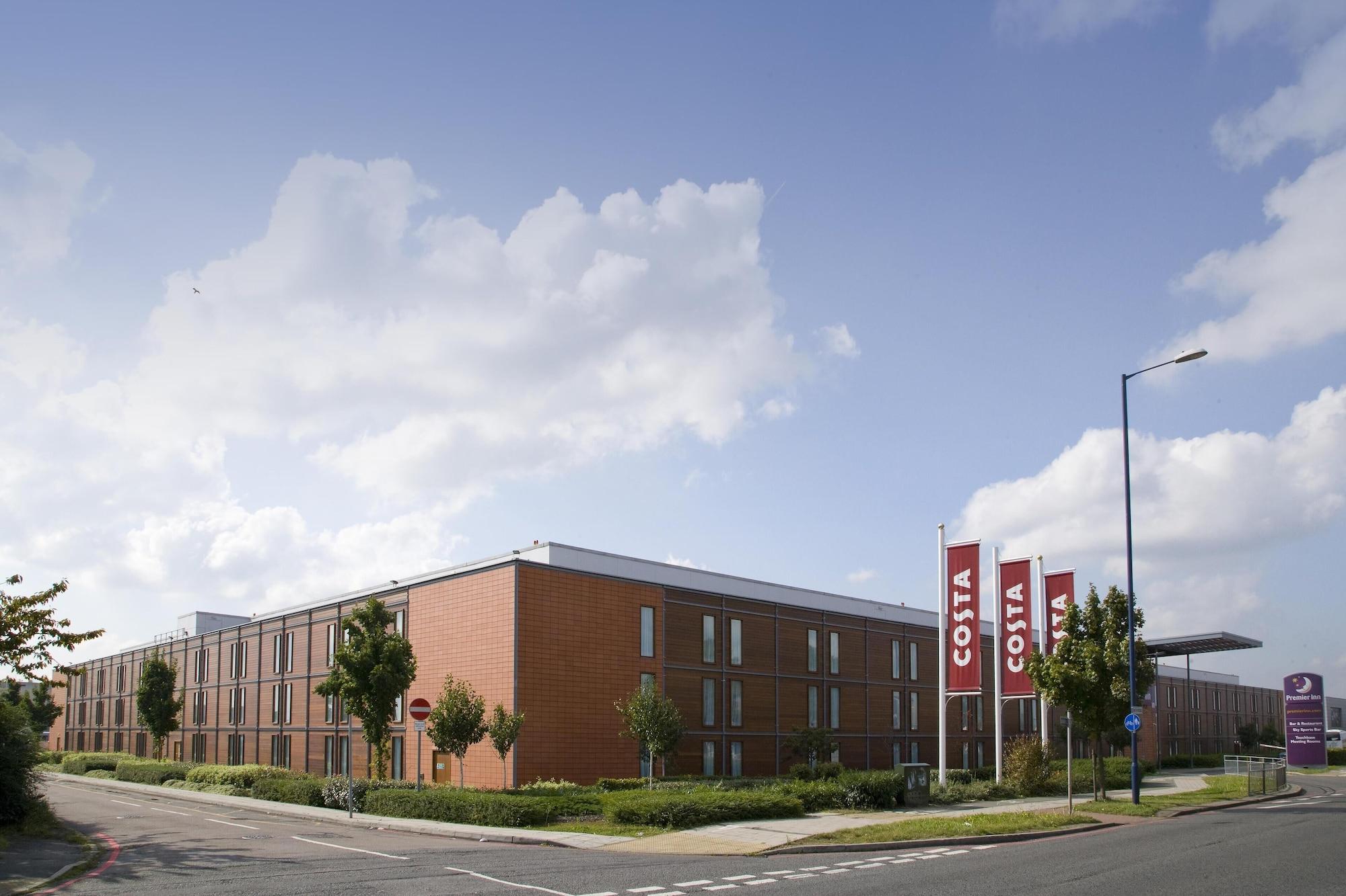 Vista Exterior Premier Inn London Heathrow Airport T2 & T3 - Bath Road