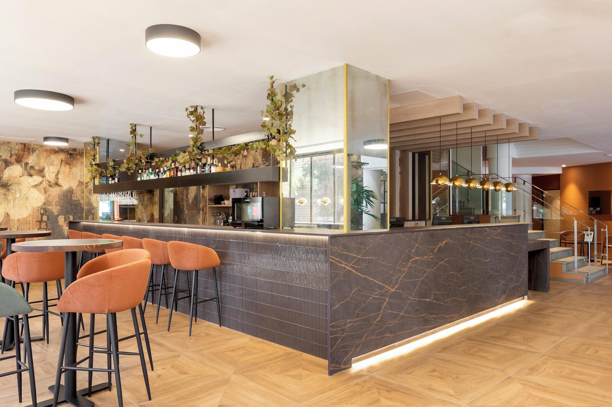 Bar/Salón Acta Piramides