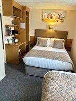 Alojamiento - Clifton Court Metro Hotel