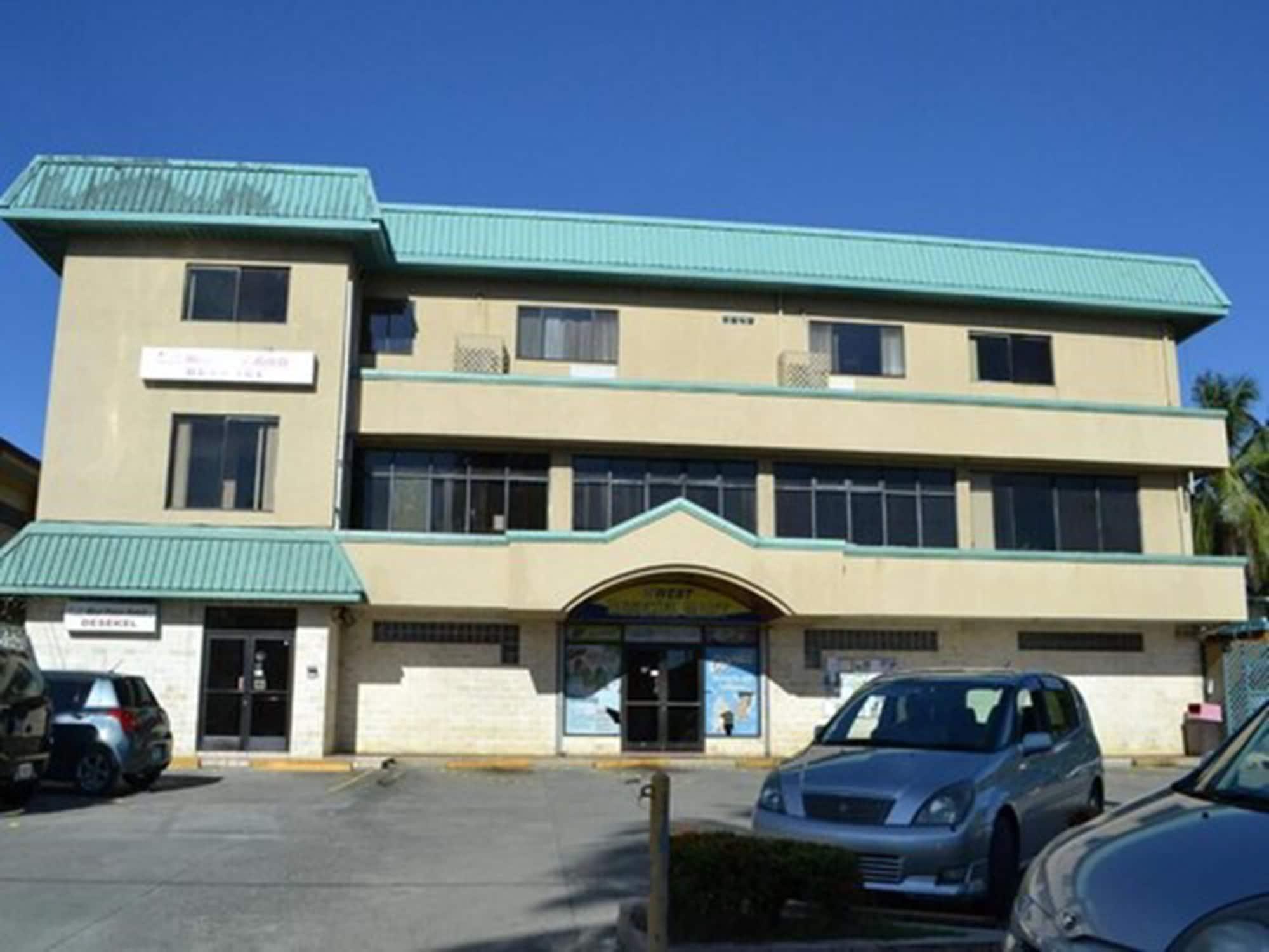 Vista Exterior West Plaza Hotel Desekel