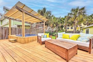 Alquiler Vacacional - Modern Jacksonville Beach Retreat w/ Hot Tub!