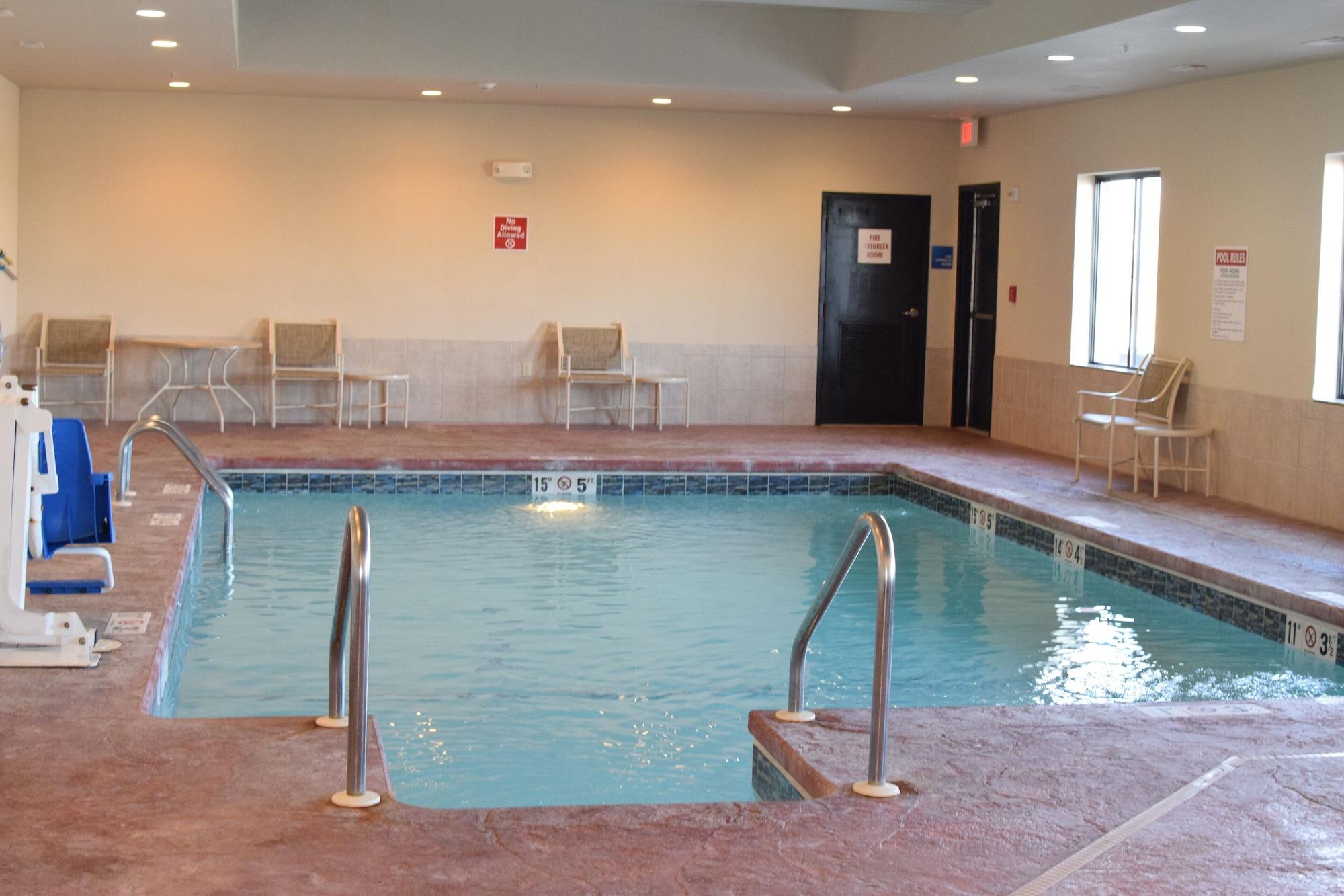 Vista Piscina Holiday Inn Express Hotel & Suites Pratt by IHG