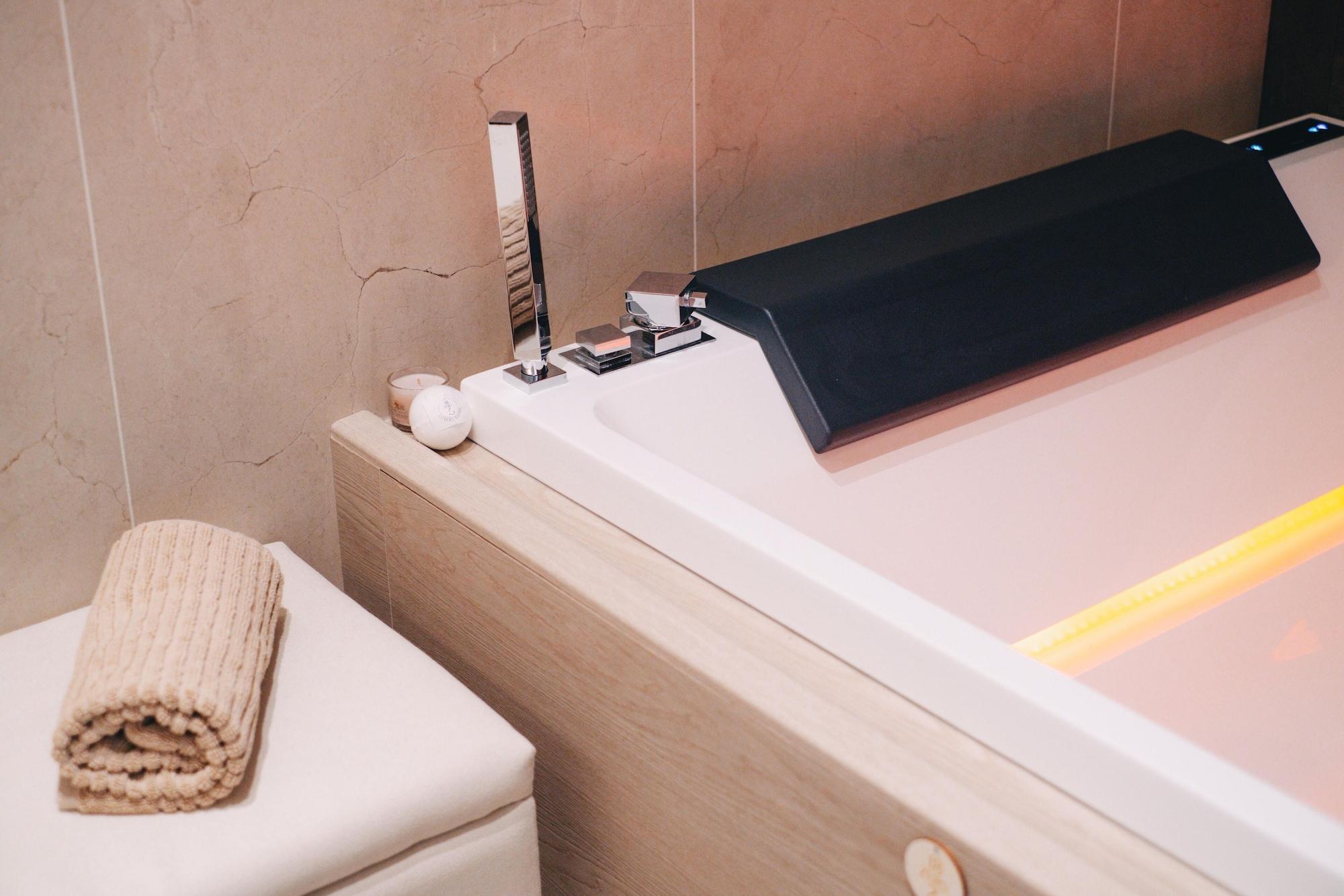 Varios 18zero2 Luxury Rooms