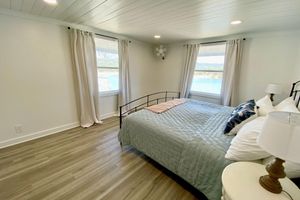 Alquiler Vacacional - Waterfront BEAUTY with Private Fishing Pond!! 4 Bedrooms 3 FULL Baths!!