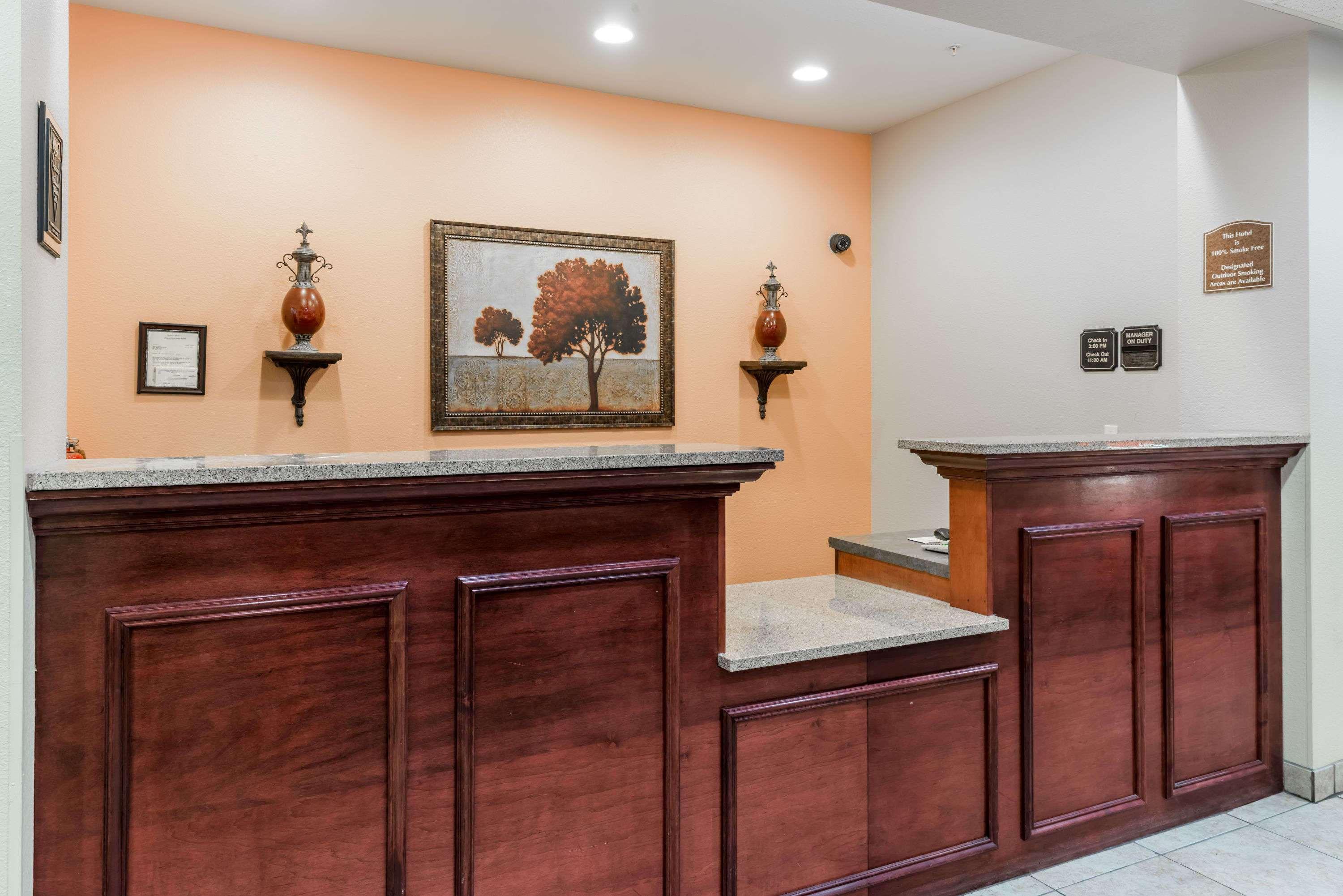 Vista Lobby Super 8 by Wyndham Rolla