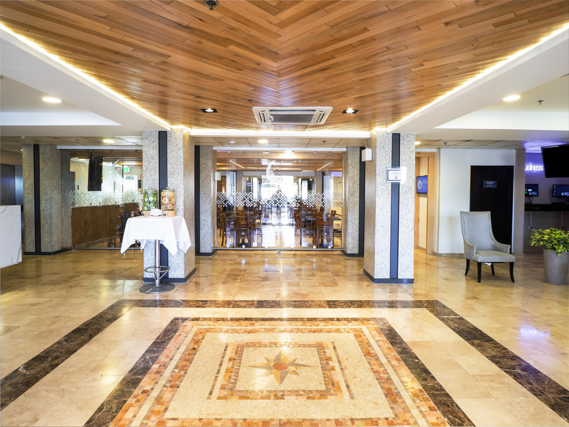 Vista Lobby Hotel Mesaluna Near American Consulate
