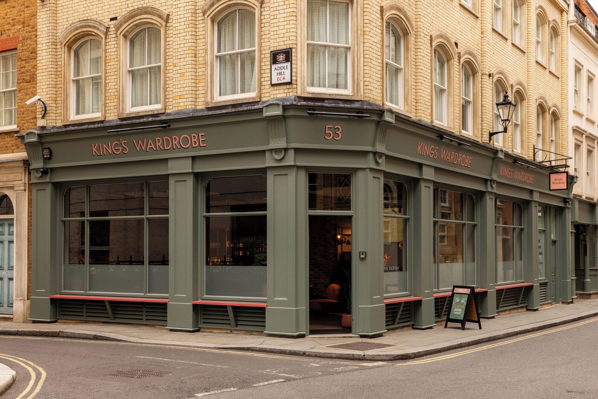 Vista Exterior Native Kings Wardrobe, St Paul's