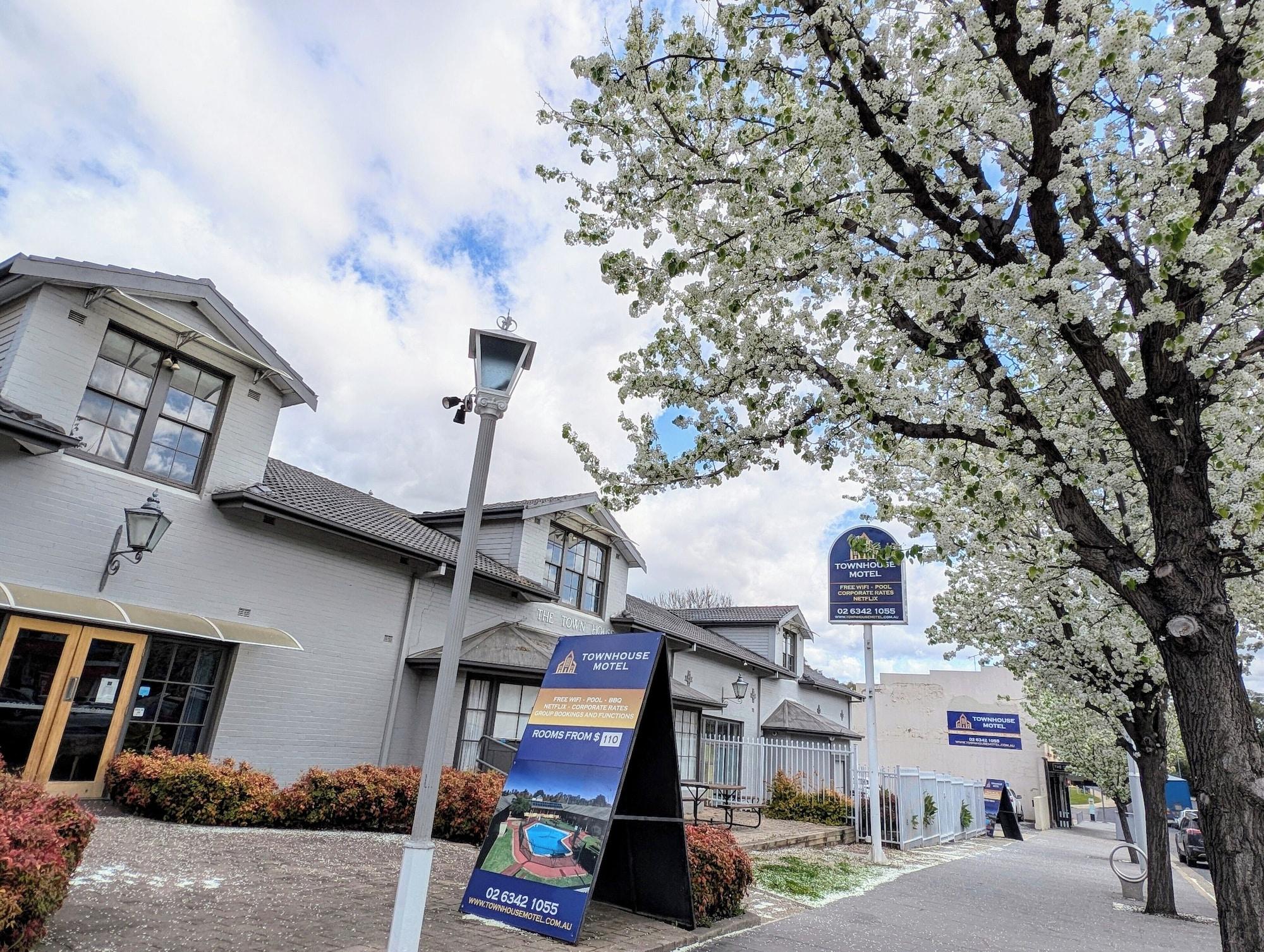 Varios Townhouse Motel