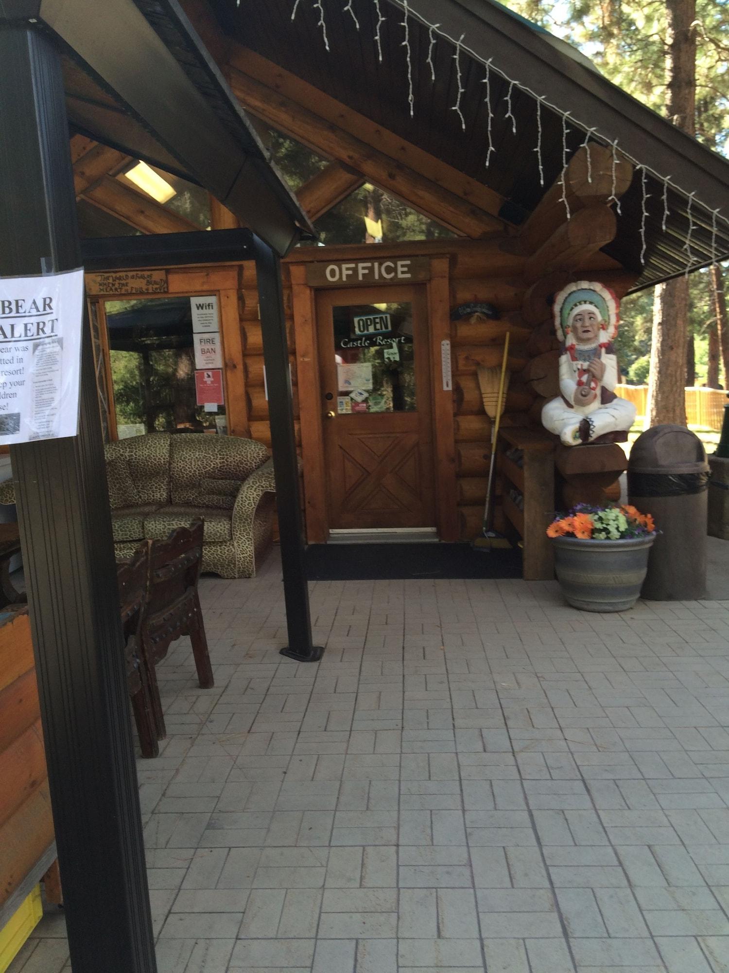 Vista Exterior Rainbow Lake Castle Resort