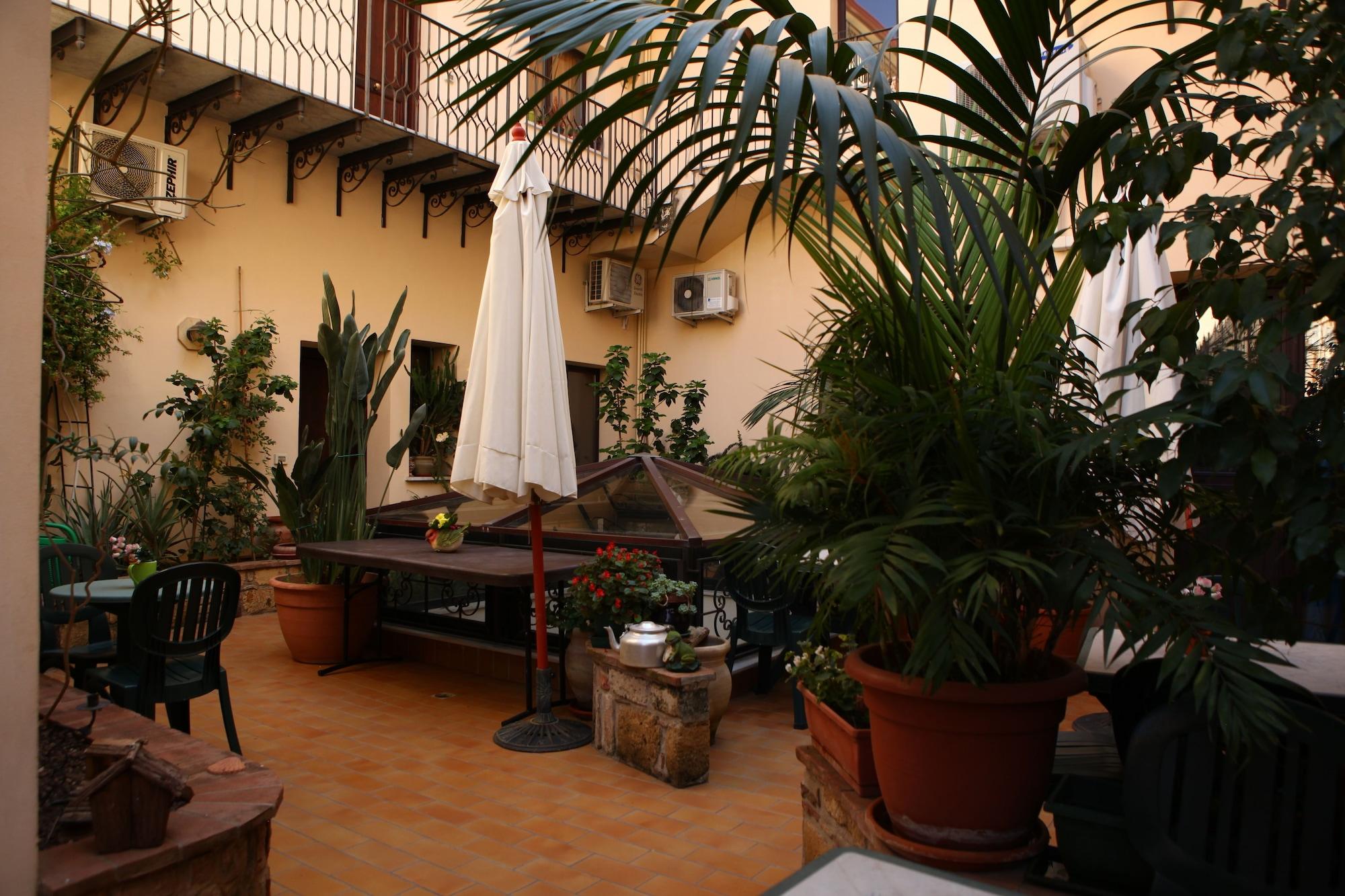 Vista Lobby Art Lincoln Palermo