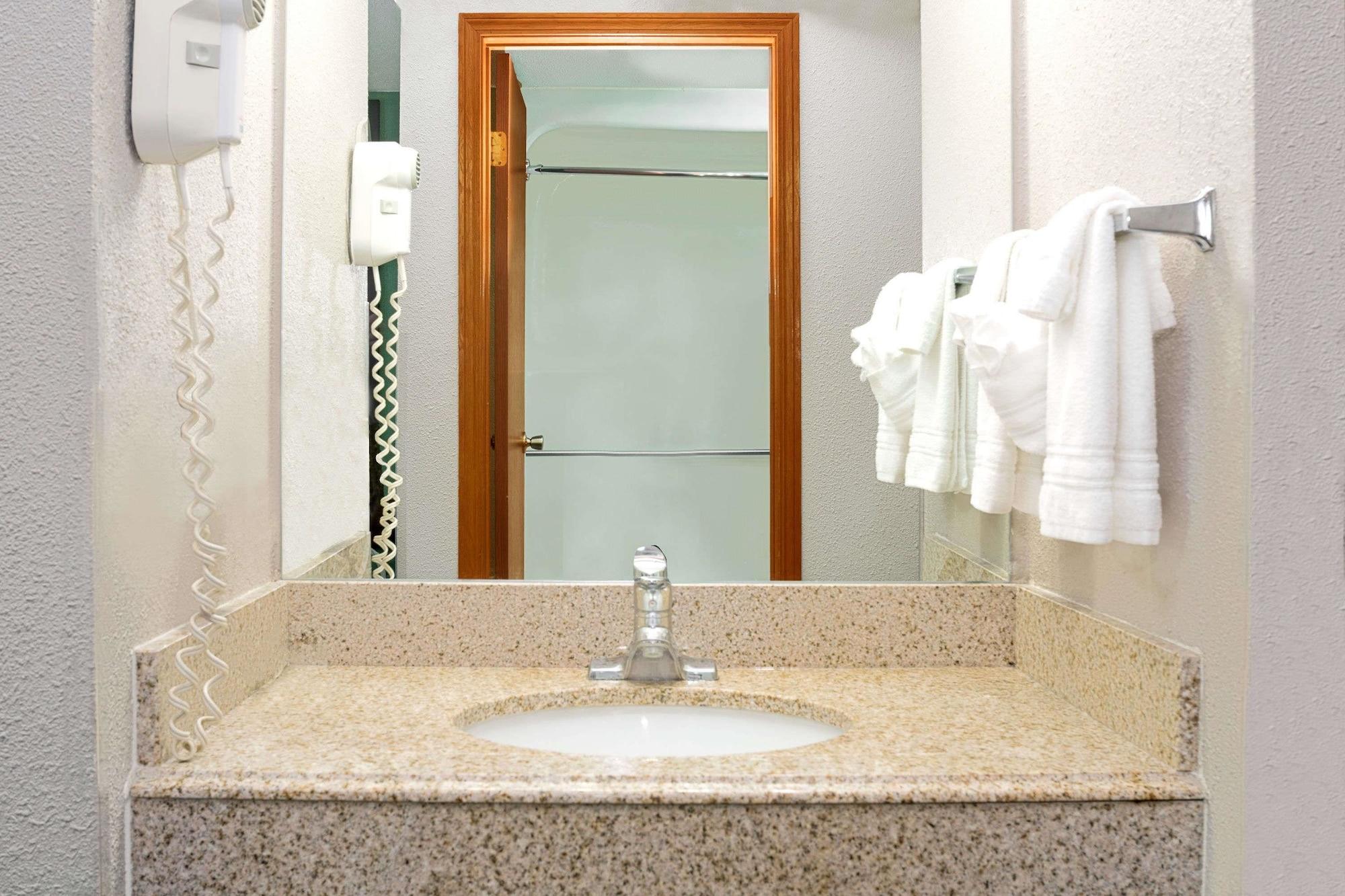 Equipamiento de Habitación Super 8 by Wyndham Denver Stapleton