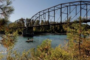 Alquiler Vacacional - Riverfront Saloon Cabin • Private Beach • Between Glacier & Whitefish