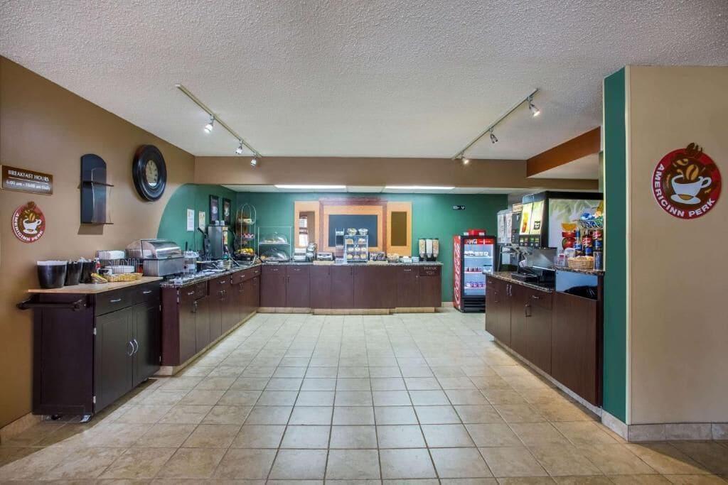 Vista Lobby Riverfront Hotel