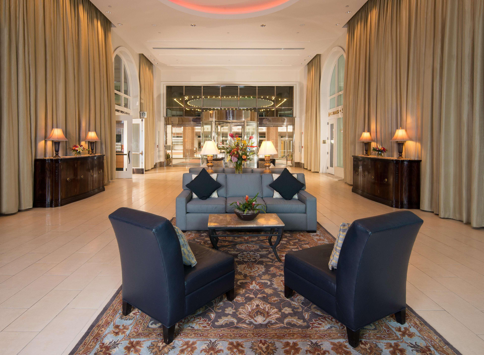 Vista Lobby Hilton Indianapolis Hotel & Suites