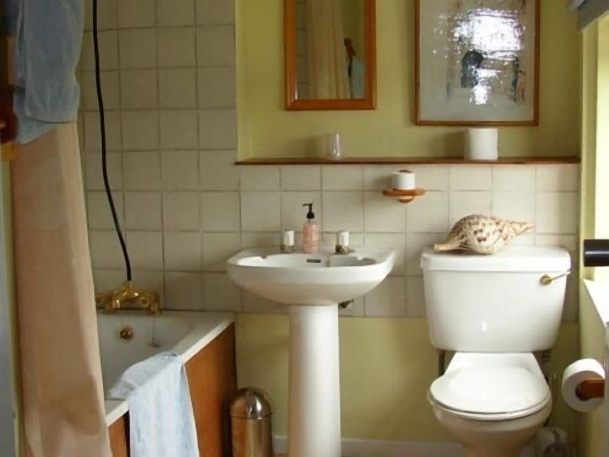 Varios Brownhill House