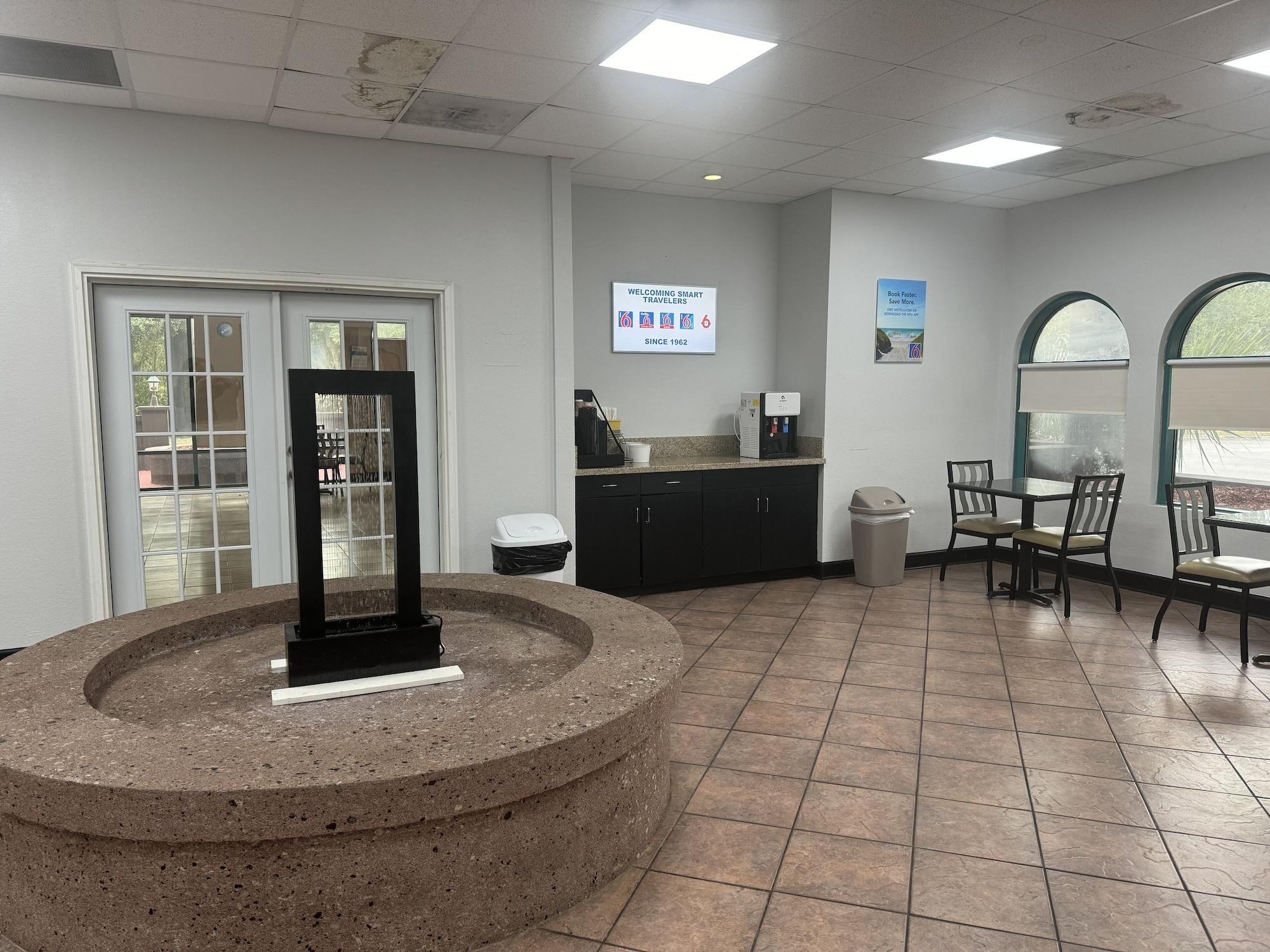 Vista Lobby Studio 6 Savannah, GA - Gateway & I-95
