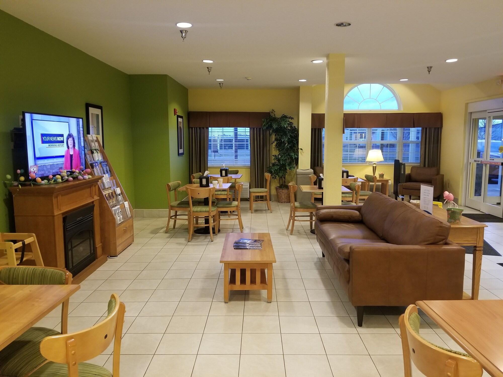 Vista Lobby Microtel Inn & Suites by Wyndham Delphos