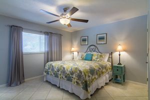 Arriendo temporal - Relax by the sand at nearby Vanderbilt Beach or hang by heated pool