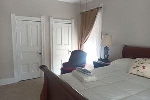 Alquiler Vacacional - Charming 1-bedroom with shared house amenities in lovely Quincy with WiFi, AC