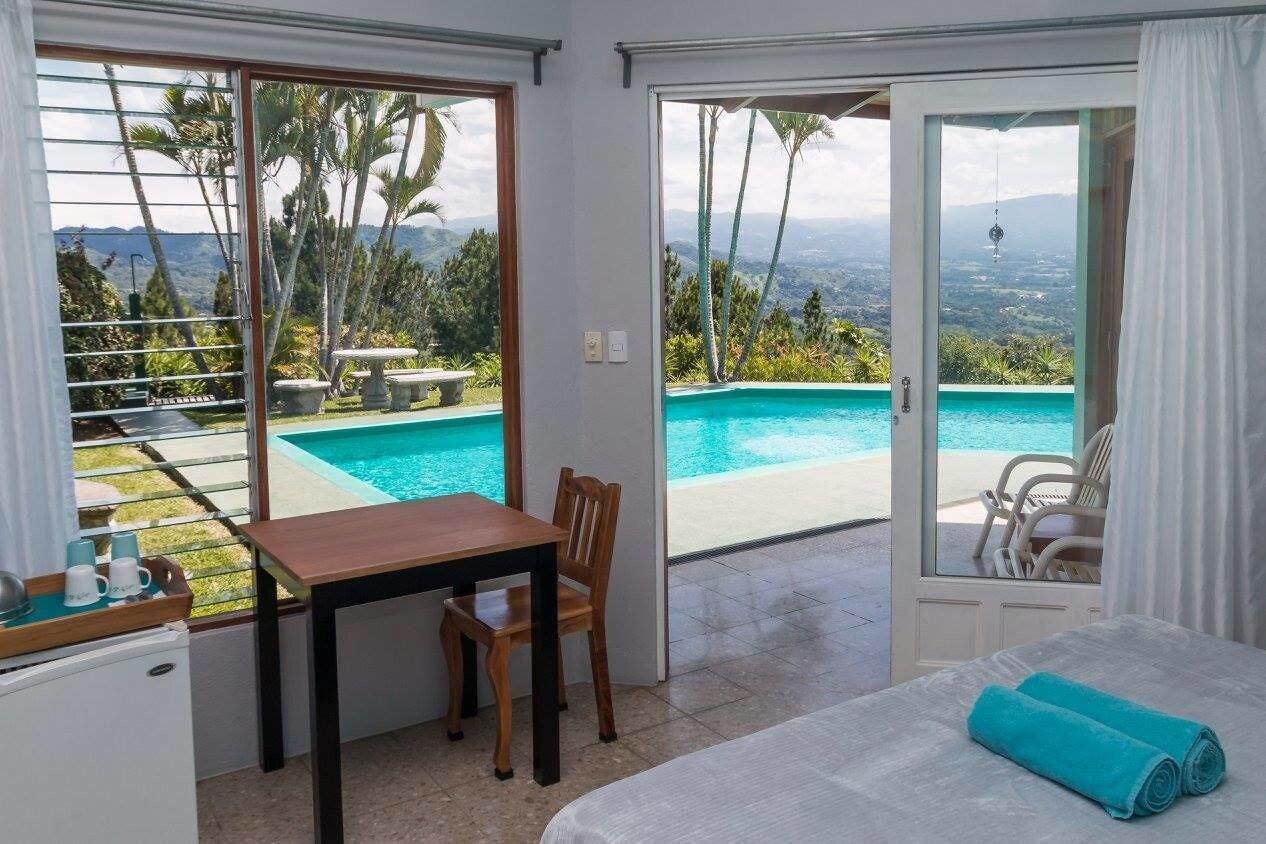 Varios Vista Atenas Bed and Breakfast