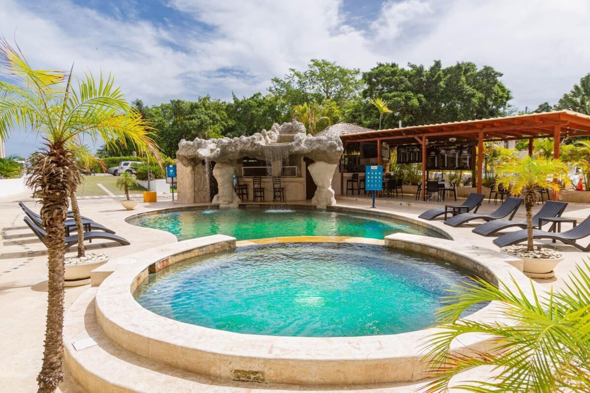 Restaurant Grand Laguna Beach Properties by Calisto Stays