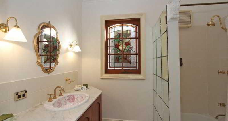 Baño Grosvenor Court Apartments