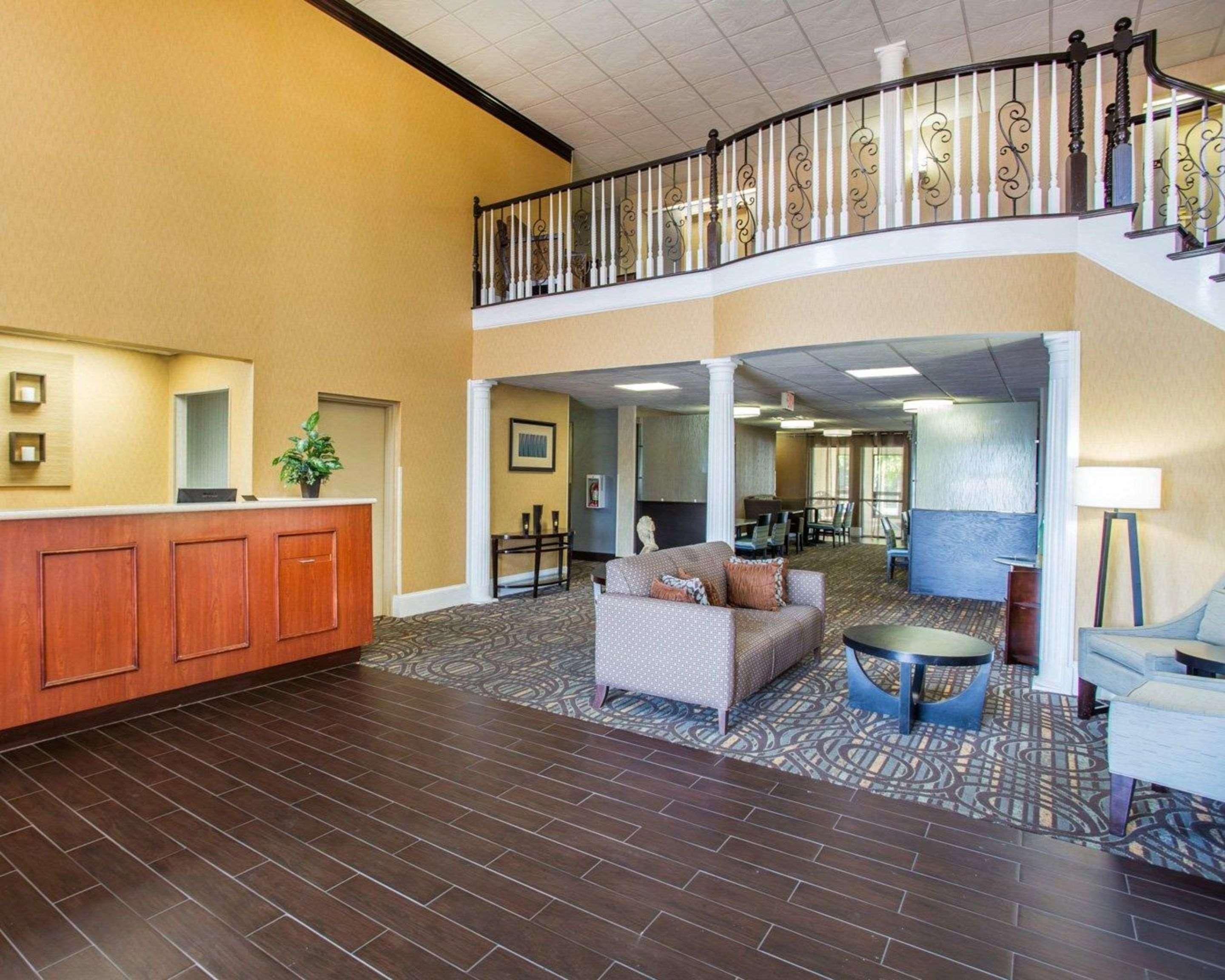 Vista Lobby Comfort Inn & Suites at Stone Mountain