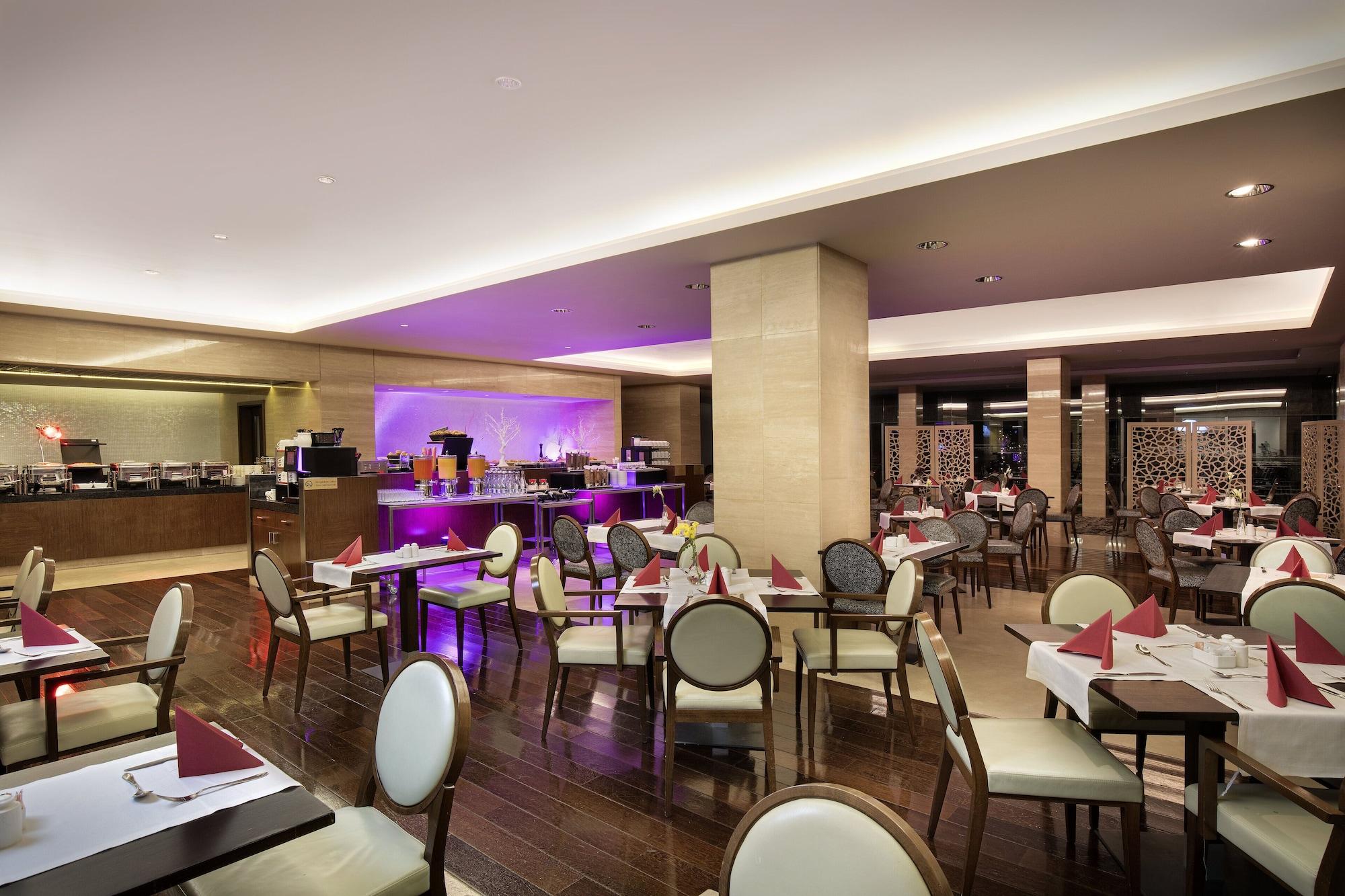 Restaurant Crowne Plaza Bucharest by IHG