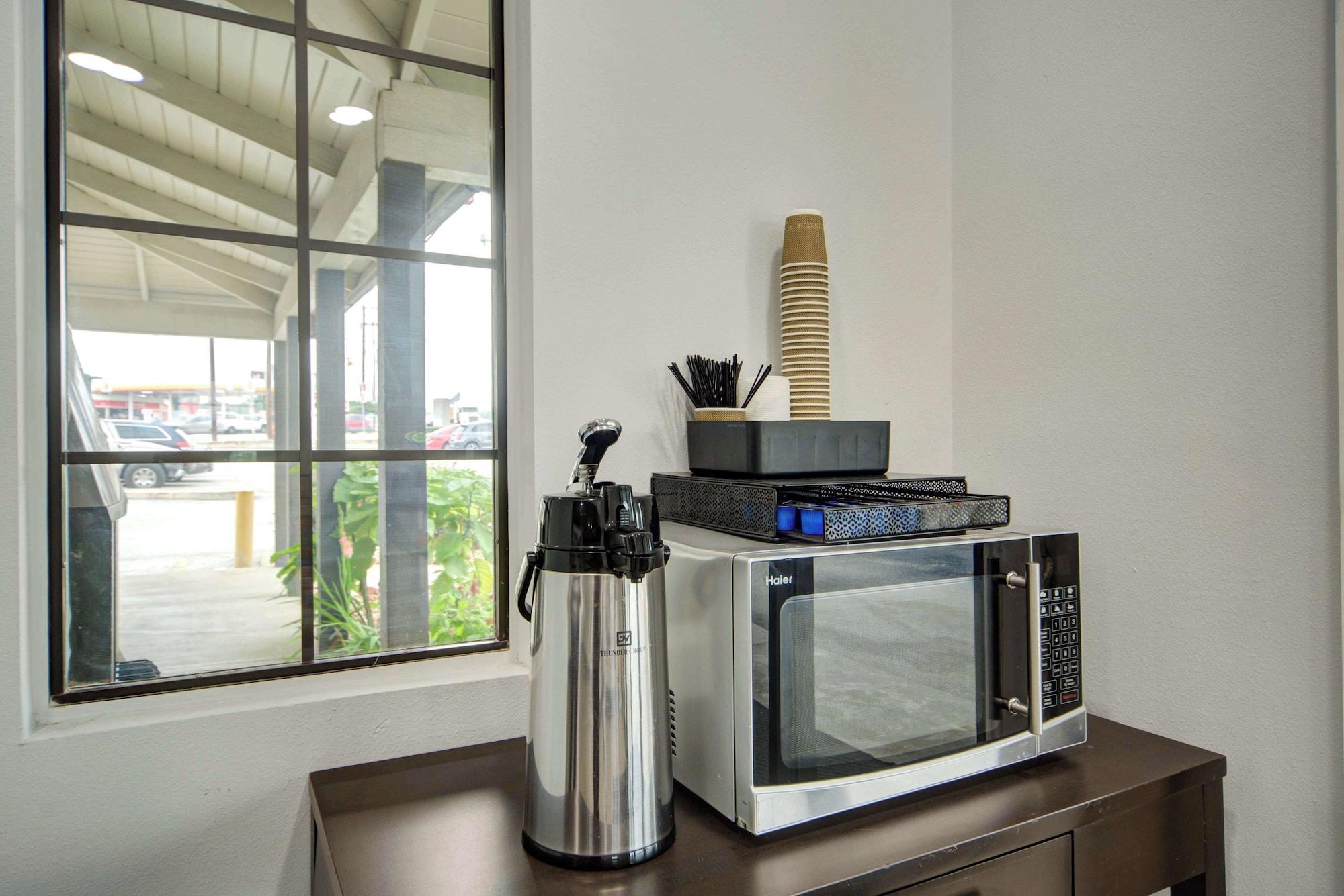 Restaurant Motel 6 San Antonio, TX – I-35 North Corridor