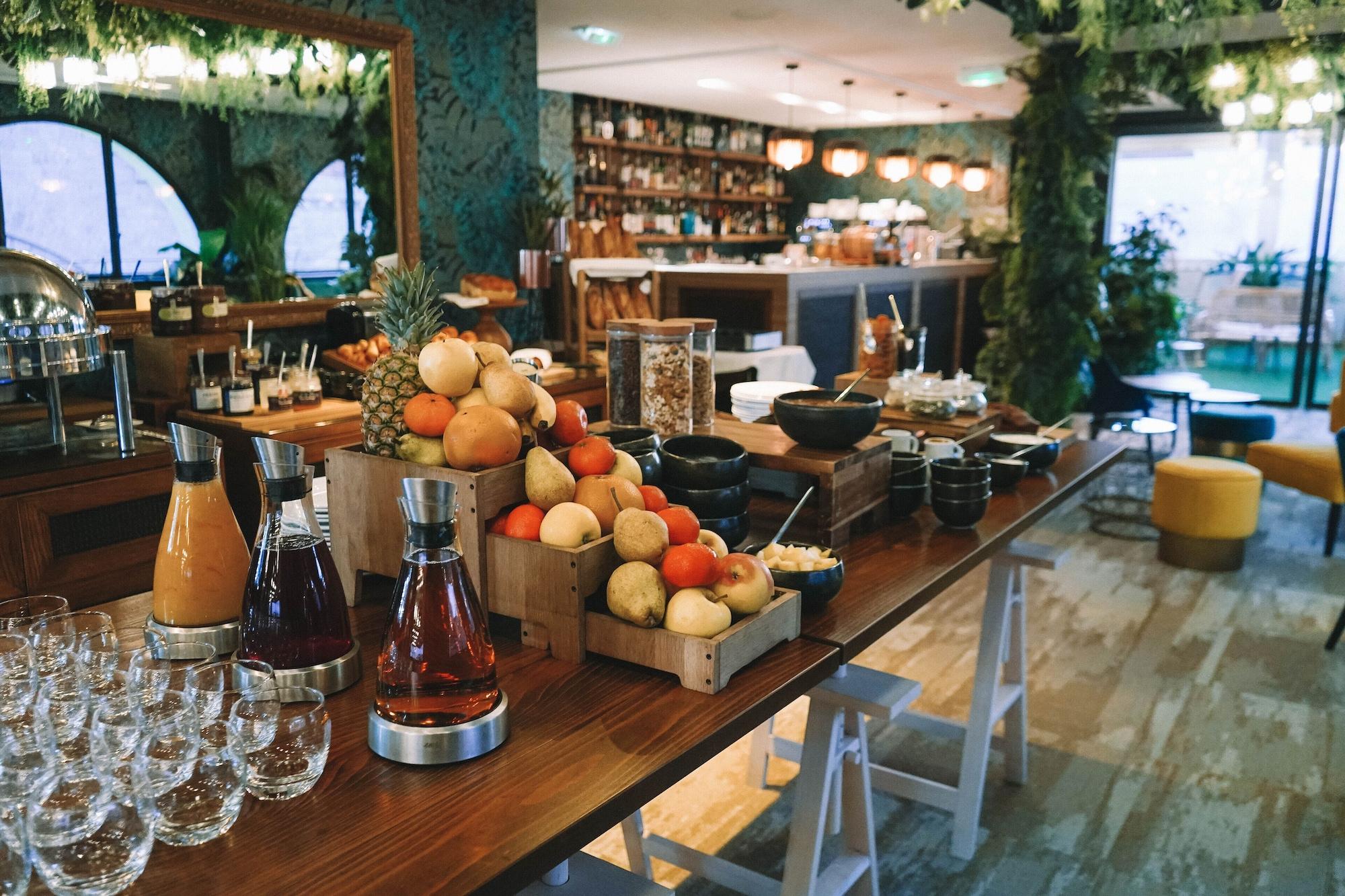 Restaurant Five Seas by Inwood Hotels
