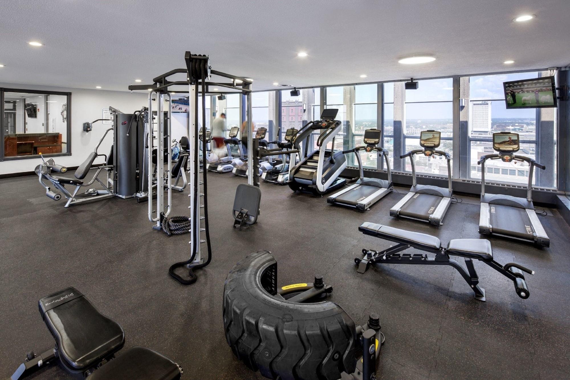 Gimnasio The Luckman Apartments by Barsala