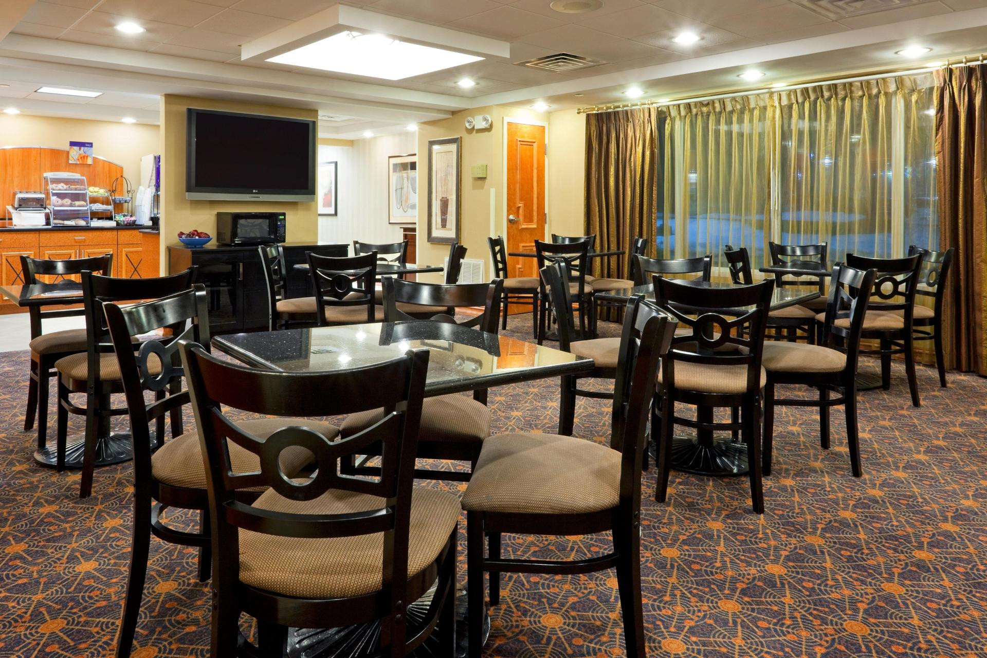 Restaurant Holiday Inn Express and Suites West Long Branch Ea