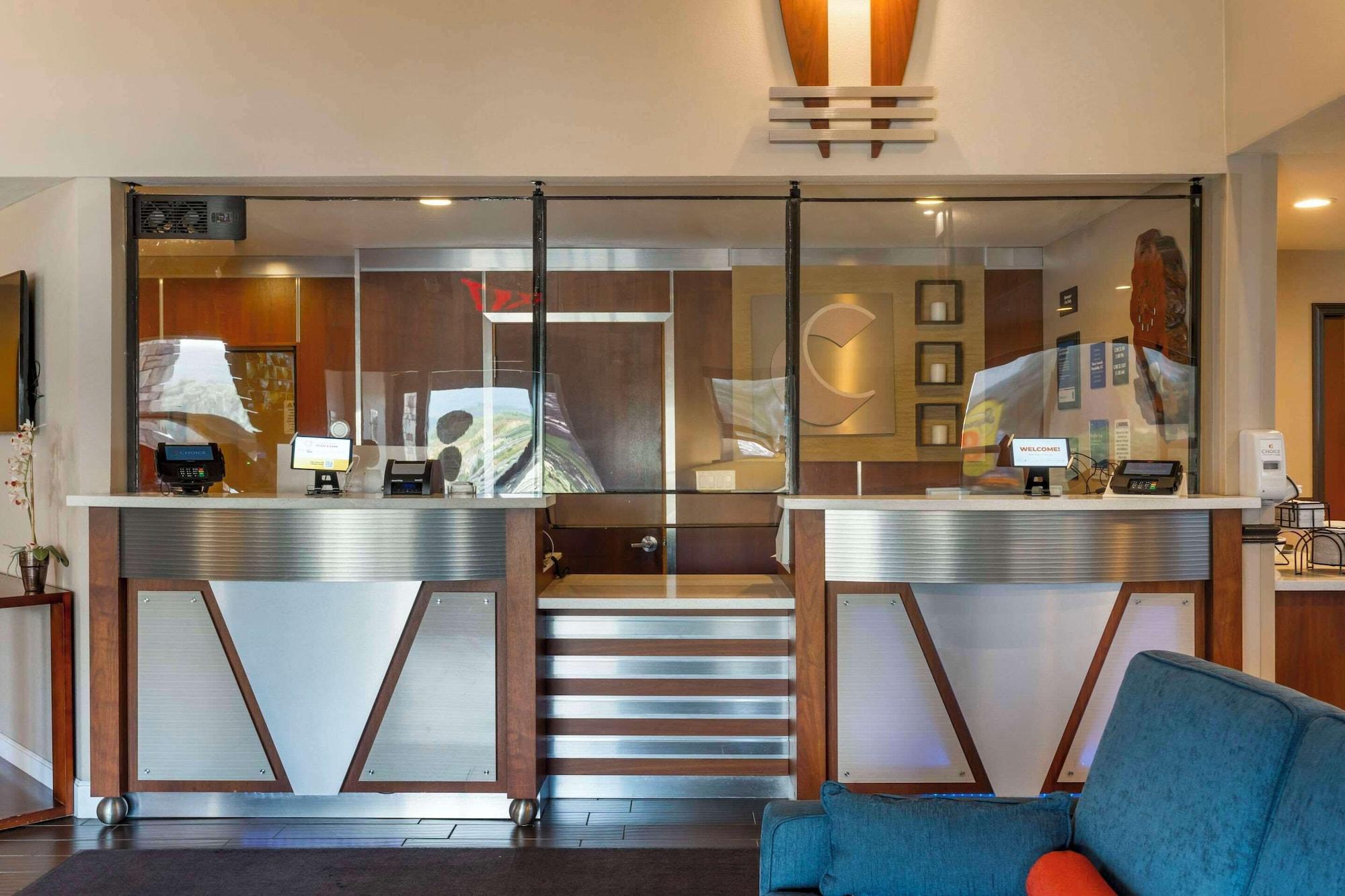 Vista Lobby Comfort Inn & Suites Redwood Country