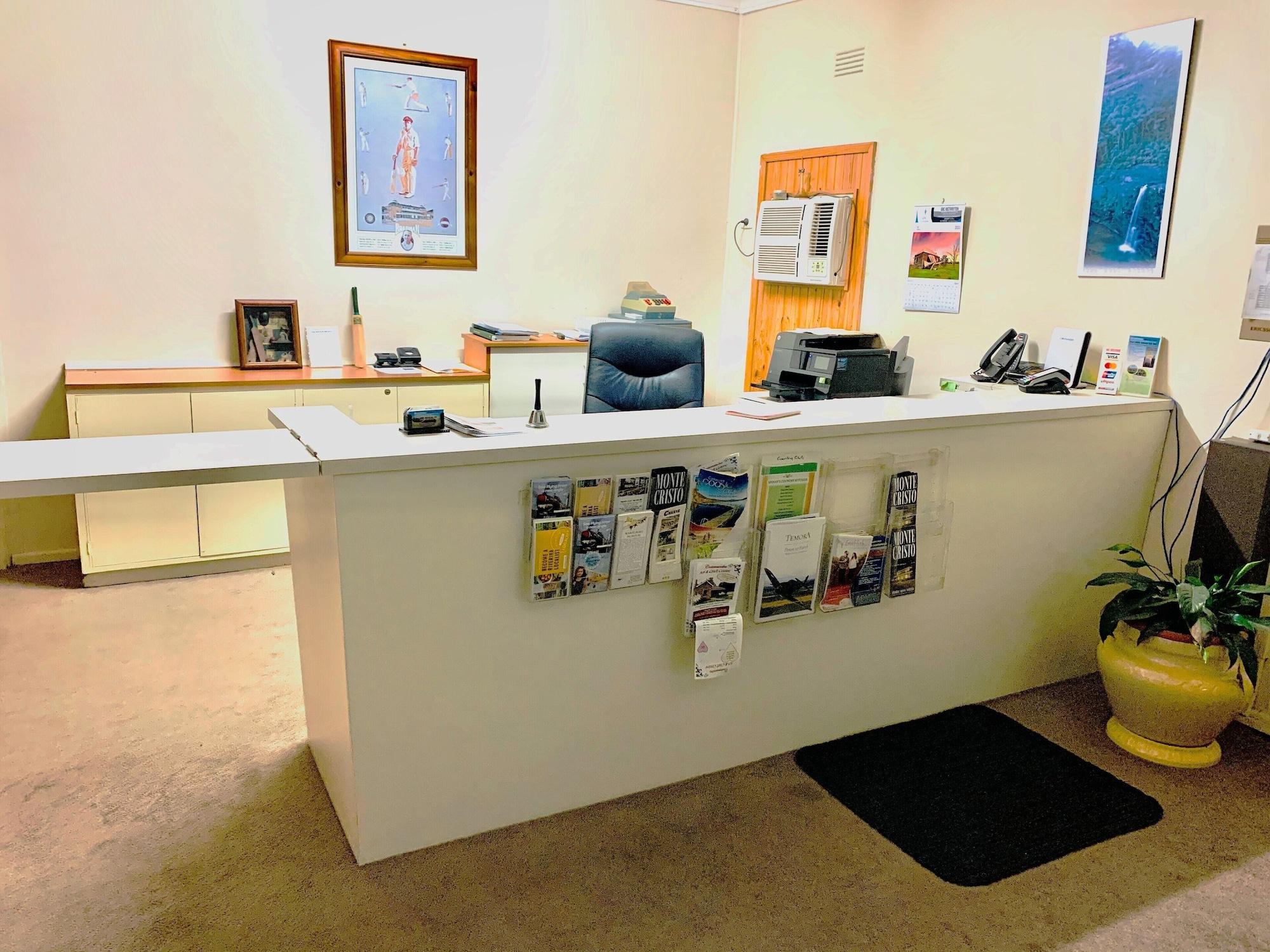 Vista Lobby Bradman Motor Inn