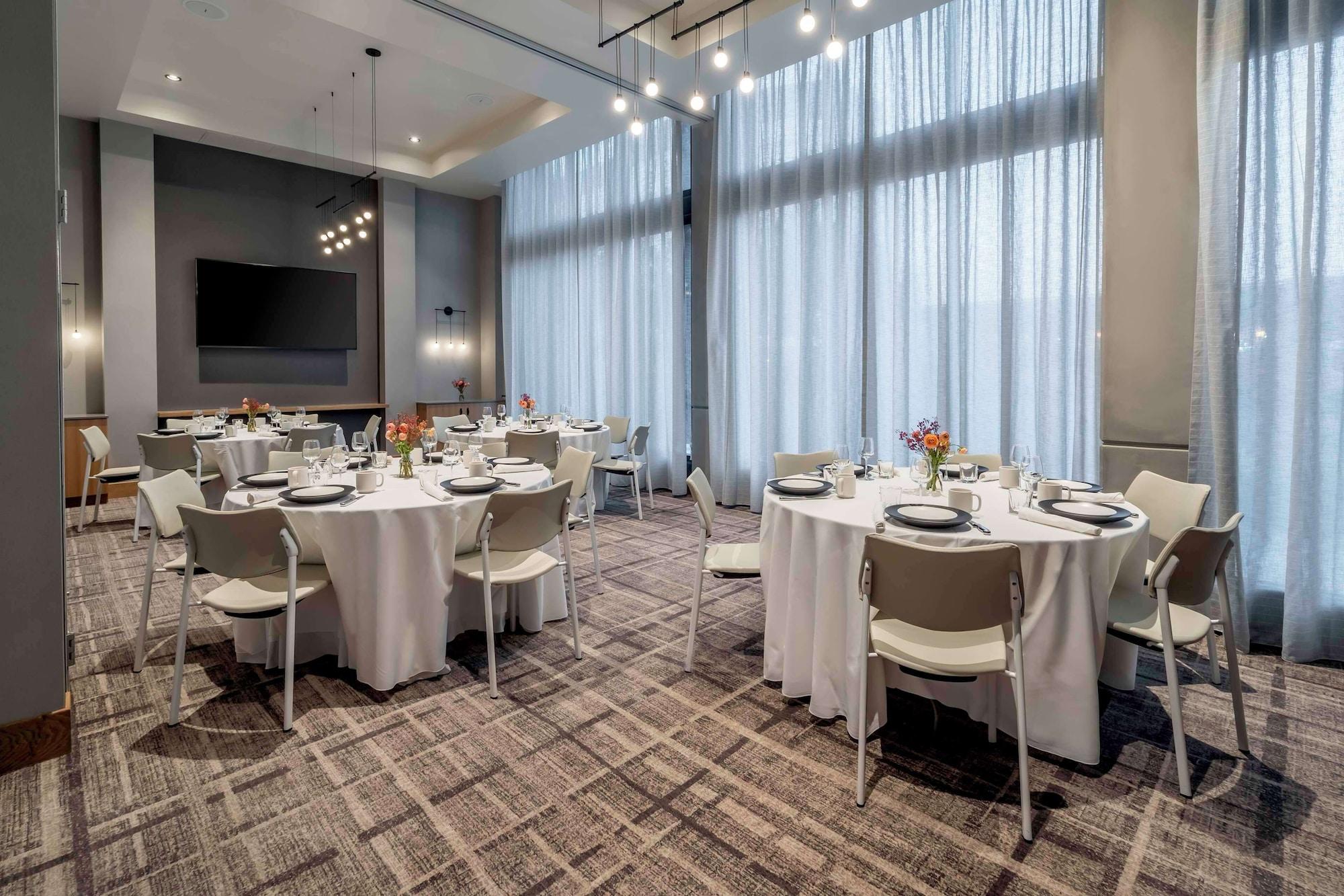 Sala de Reuniones The Fort Sutter Sacramento, Tapestry Collection by Hilton