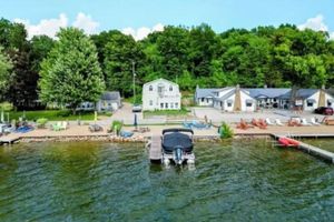 Alquiler Vacacional - Lakeside Beach Getaway with A Gorgeous Kitchen & Dining Room with Room for 10.