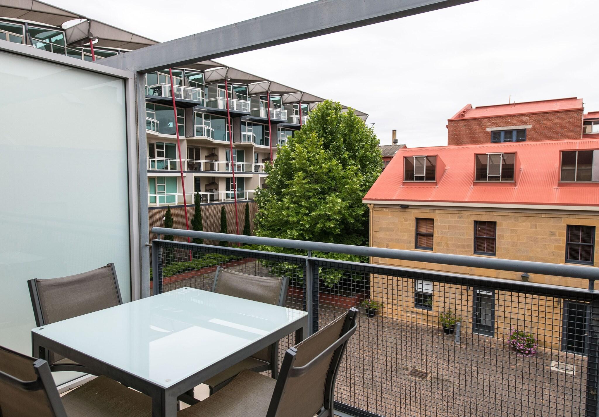 Varios Sullivans Cove Apartments