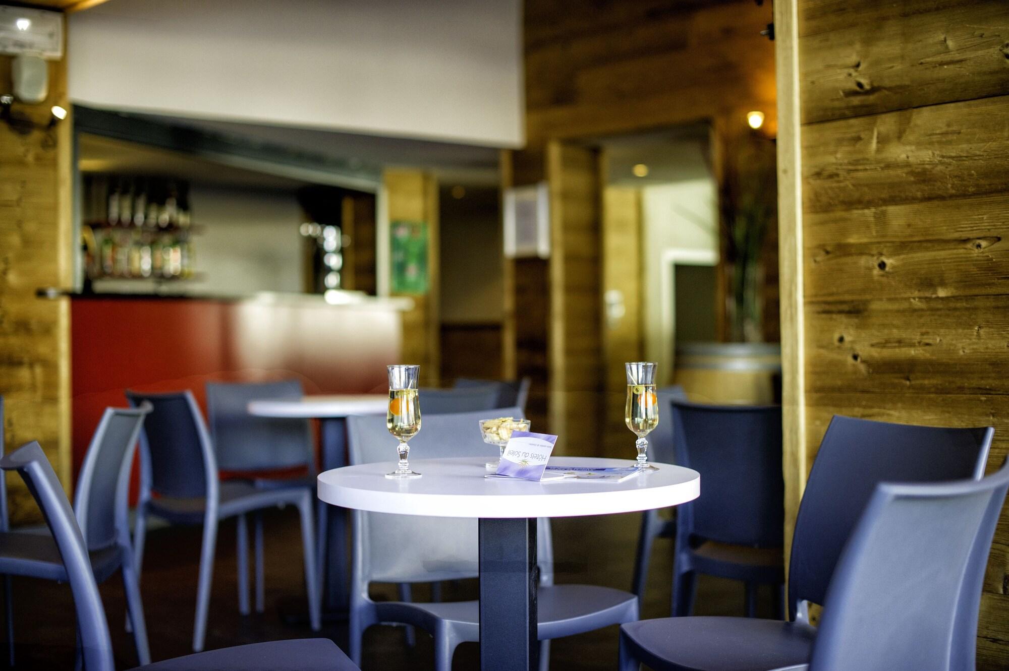 Bar/Salón SOWELL HÔTELS Le Pas du Loup